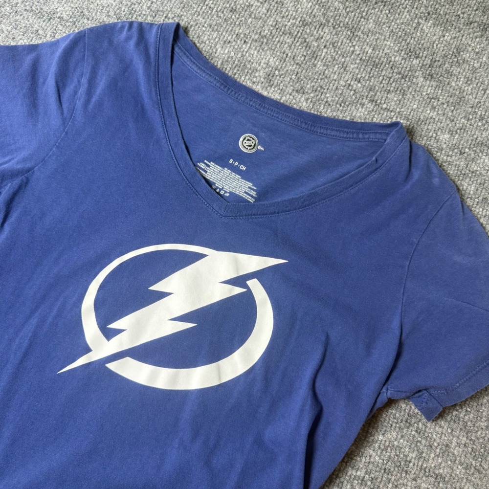 Tampa Bay Lightning NHL T-Shirt Women's V-Neck‎ Blue Hockey Graphic Tee